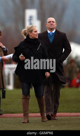 Pferderennen - 2013 The International - Tag 1 - Cheltenham Racecourse. Zara Phillips und Mike Tindall am ersten Tag der 2013 The International auf der Cheltenham Racecourse, Cheltenham. Stockfoto