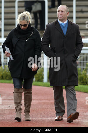 Pferderennen - 2013 The International - Tag 1 - Cheltenham Racecourse. Zara Phillips und Mike Tindall am ersten Tag der 2013 The International auf der Cheltenham Racecourse, Cheltenham. Stockfoto