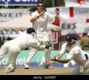 Der englische Spin-Bowler Ashley Giles sieht sich an, als der Wicket-Keeper Chris Read (links) mit Nasser Hussain abtaucht, um das Wicket von Sanath Jayasuriya für 32 zu beanspruchen, am ersten Tag des zweiten Testspieles gegen Sri Lanka im Asgiriya Stadium, Kandy. England überraschte mit der Ernennung von James Kirtley im Team und die Sussex-Seemannin war an zwei Vormittagserfolgen beteiligt, als England gegen die Heimseite, die zuvor den Wurf gewonnen hatte und sich zum Schlägen entschlossen hatte, vielversprechend anfing. Stockfoto