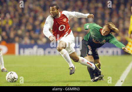 Thierry Henry von Arsenal (links) in Aktion gegen Oleg Pashinin vom Lokomotiv Moskau, während ihres Champions League-Spiel der Gruppe B in Highbury im Norden Londons. Stockfoto