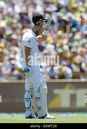 Englands Matt Prior reagiert, nachdem er während des dritten Testtages auf dem WACA Ground, Perth, Australien, bei 8 Läufen zurückerwischt wurde. Stockfoto