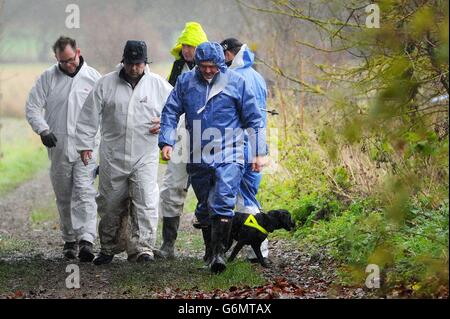 Polizeibeamte in Upton, Oxfordshire, während die Polizei von Thames Valley weiterhin nach dem vermissten Teenager Jayden Parkinson 17 aus Oxford sucht, von dem sie glauben, dass er ermordet wurde. Stockfoto