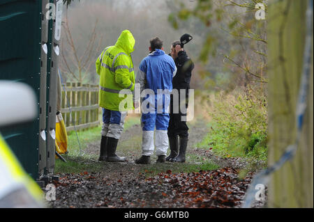 Polizeibeamte in Upton, Oxfordshire, während die Polizei von Thames Valley weiterhin nach dem vermissten Teenager Jayden Parkinson 17 aus Oxford sucht, von dem sie glauben, dass er ermordet wurde. Stockfoto