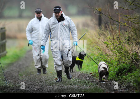 Polizeibeamte in Upton, Oxfordshire, während die Thames Valley Police weiterhin nach dem vermissten Teenager Jayden Parkinson sucht, von dem sie glauben, dass er ermordet wurde. Stockfoto