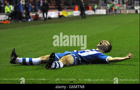 Wigan Athletisches Callum McManaman feiert, nachdem er sein drittes Tor des Spiels gegen Bolton Wanderers erzielt hatte. Stockfoto