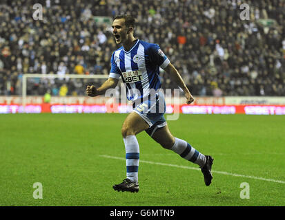 Wigan Athletisches Callum McManaman feiert, nachdem er sein drittes Tor des Spiels gegen Bolton Wanderers erzielt hatte. Stockfoto