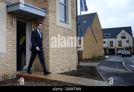 Arbeitsleiter Ed Miliband besucht die Wohnsiedlung Chrysalis Park in Stevenage, die aus sozialen und privaten Häusern besteht, in denen Herr Miliband ein Paar traf, das vor kurzem in eines der Häuser gezogen ist, Häuser sah, die noch in Entwicklung waren, und Bauarbeiter traf. Stockfoto