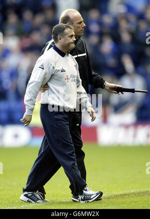 Leicester City-Manager Micky Adams (links) wird zur Halbzeit vom vierten offiziellen Steve Bennett angeführt, nachdem Adams Schiedsrichter Mike Riley während des Barclaycard Premiership-Spiels gegen Birmingham City im Walkers Stadium, Leicester, gegenübergestellt hatte. Birmingham City gewann 2:0. Stockfoto