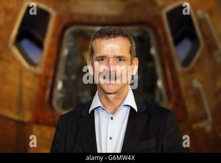 Astronaut Chris Hadfield nimmt an einem Fotoanruf vor der Apollo 10 Kapsel im Londoner Science Museum Teil. Stockfoto