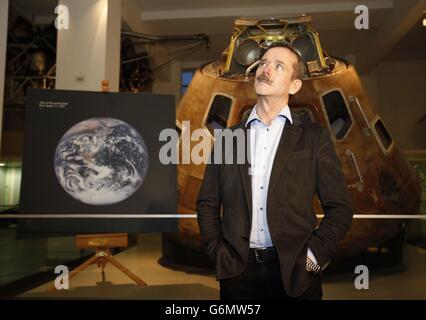 Astronaut Chris Hadfield nimmt an einem Fotoanruf vor der Apollo 10 Kapsel im Londoner Science Museum Teil. Stockfoto