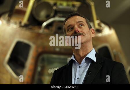 Astronaut Chris Hadfield nimmt an einem Fotoanruf vor der Apollo 10 Kapsel im Londoner Science Museum Teil. Stockfoto