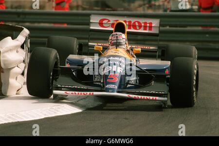 MOTORSPORT GROSSER PREIS VON MONACO. NIGEL MANSELL IN WILLIAMS RENAULT (AUTO AUF KURB) Stockfoto