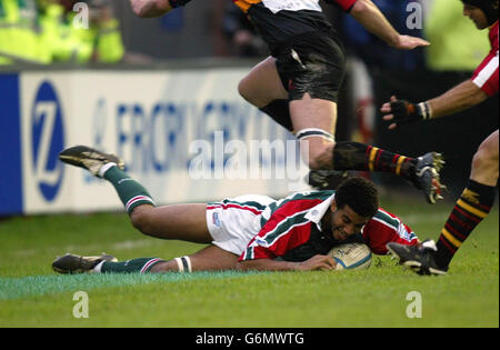 Neil Baxter geht über Leicester ersten Versuch gegen Gwent Dragons während ihrer Heineken Cup Pool ein Spiel in Welford Road, Leicester Stockfoto