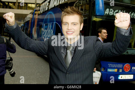 Pop Idol-Finalist Mark Rhodes startet eine Woche lang in Presse und Werbung mit seinen eigenen „Battle Buses“ vor den Londoner Fernsehstudios von Thames. *20/12/03: Die Buchmacher haben Mark Rhodes zum Underdog für das heutige Finale gemacht - und so gefällt es ihm. Wochenlang haben die Richter vorhergesagt, dass Mark abgewählt werden würde, und jedes Mal, wenn die Zuschauer bewiesen haben, dass sie falsch liegen. Stockfoto