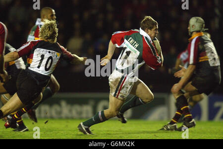 Leicester's Ollie Smith durchbricht das Tackle von Percy Montgomery von Gwent Dragons, um beim heutigen Heineken Cup Pool One Spiel in der Welford Road, Leicester, den vierten Versuch beim 34-3-Sieg von Leicester zu erzielen Stockfoto