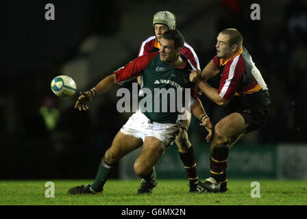 Der Leicester Martin Johnson entlastet seinen Pass, als er von Chris Anthony von Gwent Dragons während des Sieges von Leicester 34-3 im heutigen Heineken Cup Pool One in der Welford Road, Leicester, in Angriff genommen wird Stockfoto