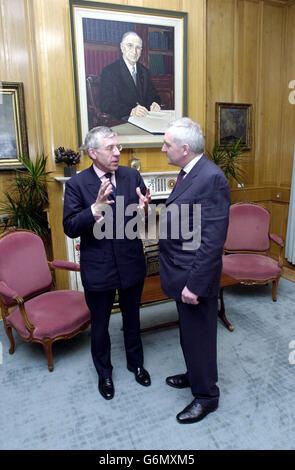 Der britische Außenminister Jack Straw (L) trifft den irischen Premierminister Bertie Ahern in den Regierungsgebäuden in Dublin, Irland, zu Gesprächen über den irischen EU-Ratsvorsitz im Jahr 2004. Im Hintergrund ist ein Porträt des ehemaligen irischen Präsidenten Eamon de Valera zu sehen. Stockfoto