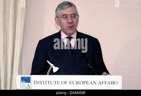 Der britische Außenminister Jack Straw spricht im Irish Institute of European Affairs über die bevorstehende irische EU-Präsidentschaft, die 2004 in Dublin, Irland, beginnen soll. Stockfoto