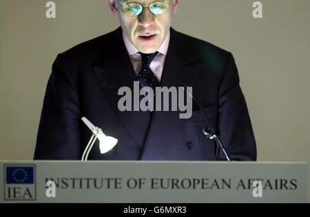 Der britische Außenminister Jack Straw spricht im Irish Institute of European Affairs über die bevorstehende irische EU-Präsidentschaft, die 2004 in Dublin, Irland, beginnen soll. Stockfoto