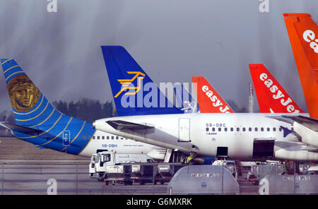 Flugzeuge am Flughafen Stansted aufgereiht Stockfoto