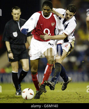 Arsenals Torschütze Kanu hält West Bromwich Albions Bernt Haas während ihres Viertelfinales des Carling Cup bei den Hawthorns, West Bromwich, aus. Stockfoto