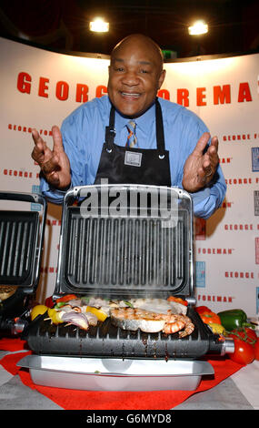 Ehemaliger Schwergewicht-Champion des World George Foreman, während einer Fotoserie im Zentrum von London, wo er das Cafe George, eine der Neuauflagen seiner beliebten Lean Mean Grillmaschine, herausbrachte. Stockfoto