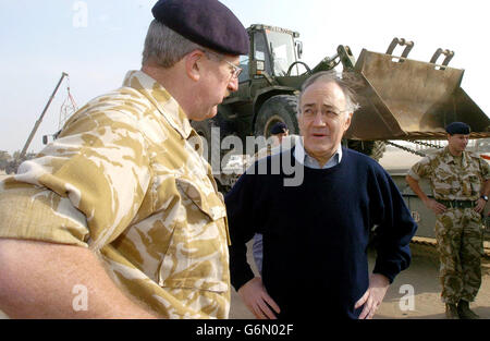 Tory-Anführer Michael Howard (rechts) trifft sich mit britischen Truppen während seines Besuchs auf der Shaibah Logistic Base. Howard schloss sich dem Bundesminister der Streitkräfte, Adam Ingram, und dem Schattenverteidigungsminister, Nichola Soames, an, um die Moral der Truppen zu erhöhen. Stockfoto