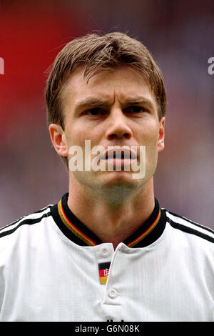 Fußball - Europameisterschaften 1996 - Deutschland gegen Tschechien. Thomas Helmer, Deutschland Stockfoto