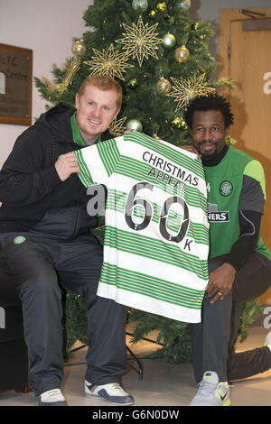 Celtic-Pressekonferenz-Manager Neil Lennon und Spieler Efe Ambrose werben für Celtic's Weihnachtsappeal, wo sie nach einer Trainingseinheit in Lennoxtown, Glasgow, 60.000£für lokale Zwecke gesammelt haben. Stockfoto