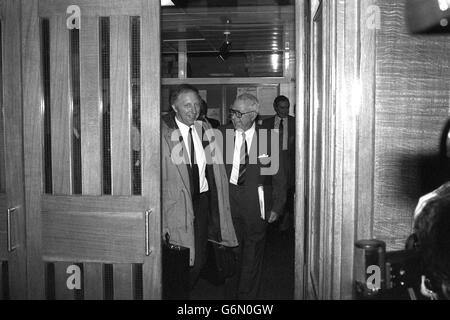 Arthur Scargill (links), Präsident der National Union of Mineworkers, mit dem neuen Vorsitzenden des National Coal Board Ian MacGregor am Hauptsitz des Coal Board in London. Stockfoto