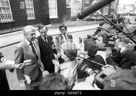 Energieminister Peter Walker (links) spricht mit den Medien, als er die Downing Street 10 verlässt, nachdem er ein Treffen zwischen Margaret Thatcher und den TUC-Führern hatte. Stockfoto