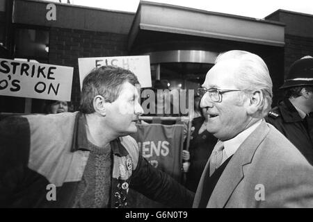 NUM-Geschäftsführer Dennis Murphy (rechts) trifft am Hauptsitz der National Union of Mineworkers in Sheffield ein. Auf den Stufen des Gebäudes demonstrierten 300 Bergleute und ihre Frauen. Stockfoto