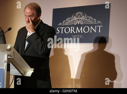 DER US-Diplomat Richard Haass spricht vor den Medien im Stormont Hotel in Belfast, wo er den Vorsitz über Verhandlungen führt, die sich mit umstrittenen Flaggen, Paraden und der unruhigen Vergangenheit der Region befassen. Stockfoto