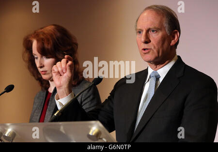 DER US-Diplomat Richard Haass (rechts), unterstützt von Harvard-Professor Meghan O'Sullivan, sprach im Stormont Hotel in Belfast vor den Medien, wo er den Vorsitz über Verhandlungen führt, die sich mit umstrittenen Flaggen, Paraden und der unruhigen Vergangenheit der Region befassen. Stockfoto