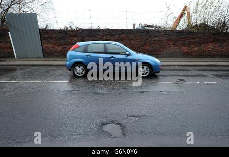 Radfahren Nächstenliebe gegeben Schlagloch Mittel Stockfoto