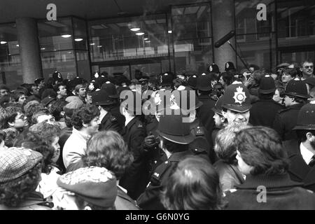 Die Polizei steht unter der Menschenmenge von Bergleuten und ihren Unterstützern vor dem TUC-Hauptquartier in London, wo Führer und Delegierte der National Union of Mineworkers zusammentaten, um zu entscheiden, ob der Grubenstreik eingestellt werden soll. Stockfoto