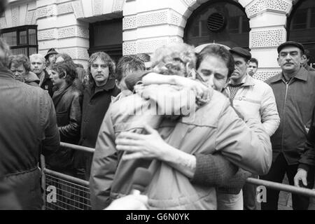 Ray Chadburn (zurück zur Kamera), Präsident der Bergarbeiter von Nottinghamshire, umarmt einen Bergmann vor dem TUC-Hauptquartier in London, nachdem angekündigt wurde, dass die Konferenz der National Union of Miners mit knapper Mehrheit beschlossen hatte, den Boxenstreik einzustellen. Stockfoto