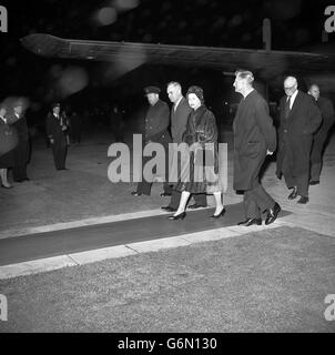 Die Königin und der Herzog von Edinburgh am Flughafen Heathrow im Vorfeld der königlichen Duke-Tour nach Südamerika. Stockfoto