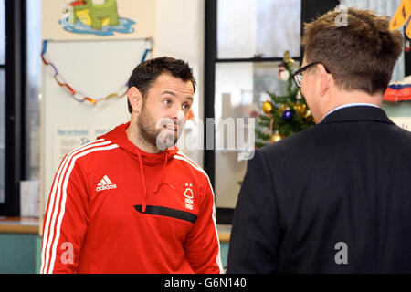 Fußball - Nottingham Forest Besuch Des Queens Medical Center Hospital - Nottingham. Andy Reid spricht mit dem BBC Nottingham Nachrichtenreporter Mark Shardlow Stockfoto