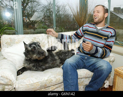 Freed Geisel Mark Henderson spielt mit dem Familienpier Toby in seinem Haus in Pateley Bridge, North Yorkshire. Henderson, 32, flog gestern von Kolumbien nach Heathrow, wo er während einer Rucksackreise von Guerillas entführt wurde und 102 Tage lang in abgelegenen Bergwäldern gefangen gehalten wurde. Nach Monaten der Anspannung und Sorge wurde er schließlich Anfang dieser Woche freigelassen. Stockfoto