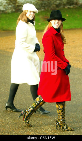 Prinzessin Beatrice (rechts) und Prinzessin Eugenie, Töchter des Herzogs von York, verlassen die St. Mary Magdalene Church auf dem königlichen Anwesen in Sandringham, Norfolk, nach dem Weihnachtsgottsdienst, an dem Mitglieder der königlichen Familie teilnehmen. Die Königin machte heute ihren ersten öffentlichen Auftritt, seit sie sich einer Operation am Knie und im Gesicht unterzogen hat. Sie kam in einem Auto mit der Gräfin von Wessex zum Gottesdienst. Stockfoto