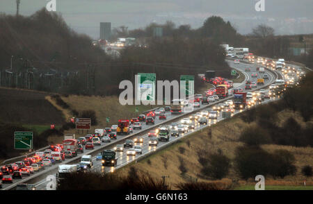 Der Verkehr auf der Umgehungsstraße von Edinburgh City baut sich auf, da die Menschen zu Weihnachten nach Hause kommen. Stockfoto