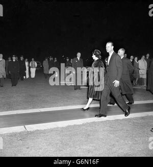 Die Königin und der Herzog von Edinburgh am Flughafen Heathrow im Vorfeld der königlichen Duke-Tour nach Südamerika. Stockfoto