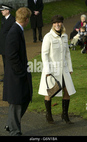 Prinz Harry und Zara Phillips verlassen die St. Mary Magdalene Church auf dem königlichen Anwesen in Sandringham, Norfolk, nach dem Weihnachtsgottsdienst, an dem Mitglieder der königlichen Familie teilnehmen. Die Königin machte heute ihren ersten öffentlichen Auftritt, seit sie sich einer Operation am Knie und im Gesicht unterzogen hat. Sie kam in einem Auto mit der Gräfin von Wessex zum Gottesdienst. Stockfoto