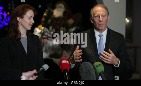 Dr. Richard Haass und Harvard-Professor Meghan O'Sullivan sprechen mit den Medien vor dem Stormont Hotel Belfast, Nach sieben Stunden intensiver Gespräche mit den fünf Exekutivparteien von Stormont unter dem Vorsitz des ehemaligen US-Diplomaten Dr. Richard Haass endete gegen 4 Uhr morgens ohne die vorweihnachtliche Vereinbarung, die der einmalige Sondergesandte des Weißen Hauses in der Region wünschte. Stockfoto