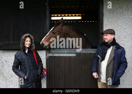 Der fünfmalige Sieger des Kirchturm King George VI Chase Kauto Star trifft und begrüßt die Gewinner des Kempton Park Stockfoto