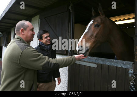Kauto Star, fünffache Gewinnerin von King George VI Steeple Chase, trifft und begrüßt die Gewinner von Racing UK Stockfoto