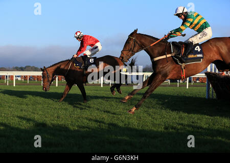 Pferderennen - 2013 William Hill Winter Festival - Tag 1 - Kempton Park Racecourse. Jockey Sam Twiston-Davies auf der New One (links) und A.P. McCoy auf meinem Zelt oder Ihrem während der Weihnachts-Hürde williamhill.com Stockfoto