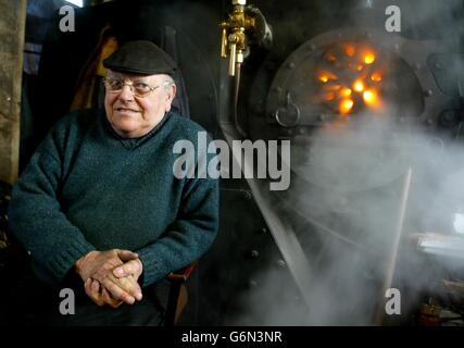 Steeplejack, Fred Dibnah, feiert in seinem Haus in Bolton, nachdem er einen MBE für Verdienste um Heritage und Broadcasting in der New Years Honors List erhalten hat. 6/11/04: Steeplejack und TV-Moderator Fred Dibnah sind im Alter von 66 Jahren gestorben. Stockfoto