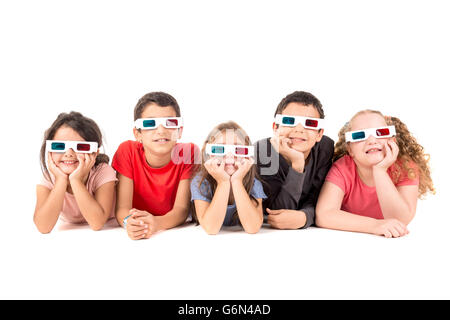 Gruppe von Kindern mit 3D-Brille isoliert in weiß Stockfoto